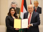 العامور يُسلّم شهادة...